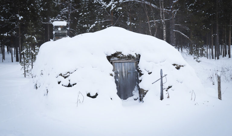 Sparrolavdnjegoathi - turf hut with a roof barrier - in the open air museum in early spring © Paula Rauhala/SVD