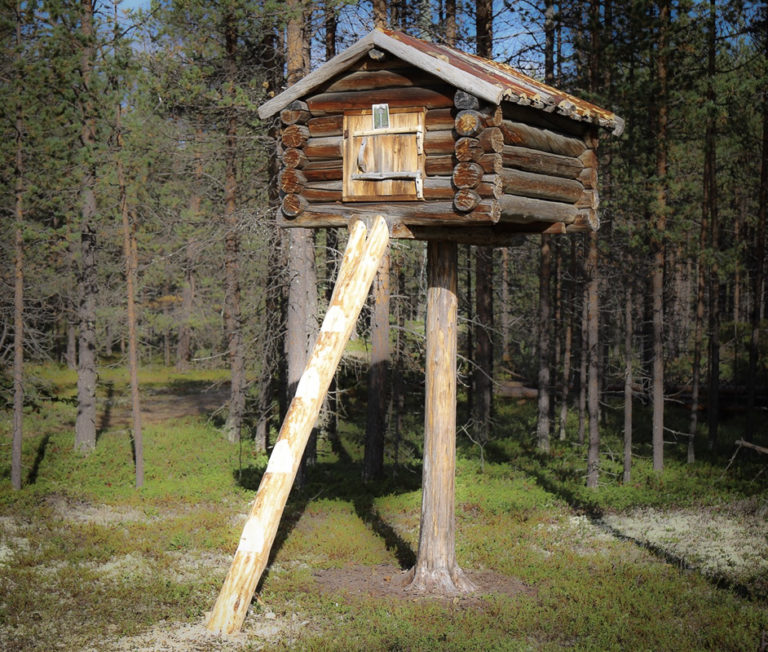 Njalla, a storage hut on a pole, is made to protect against pillaging from wild animals © Jelena Porsanger