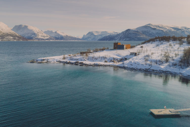 Beliggende på 69°Nord, produserer Aurora Spirit sprit basert på arktiske ingredienser. Foto: Aurora Spirit 