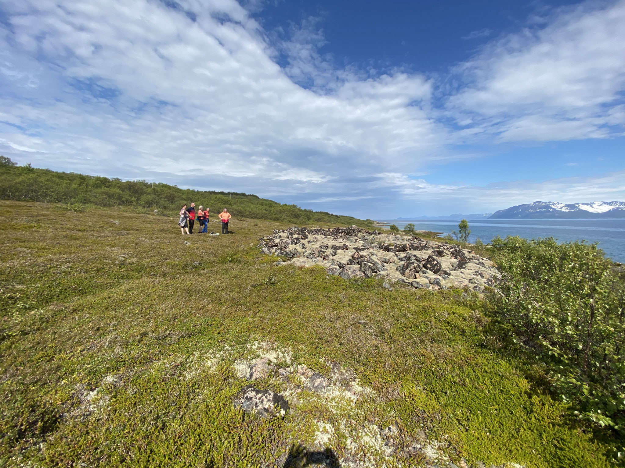 Gravrøys på Bjarkøy Foto: Jan-Erik Kristoffersen / visitharstad.no