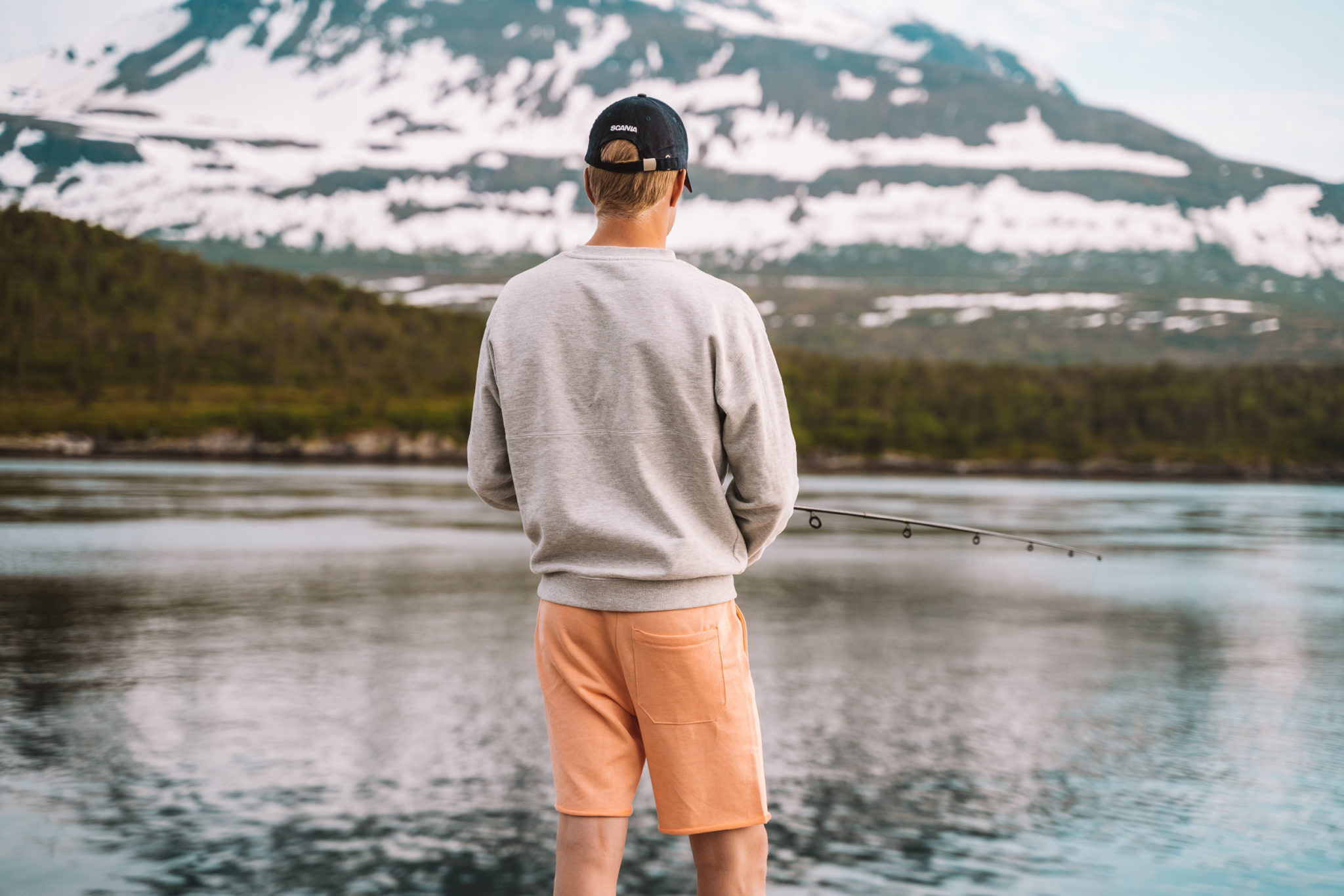 Mann som fisker på Hella. Foto: Mina Taaje