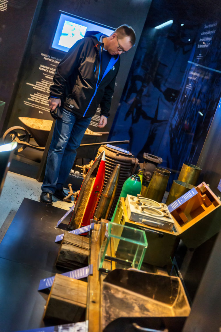 Mann ved bunkersovn og andre gjenstander. © Narvik Krigsmuseum