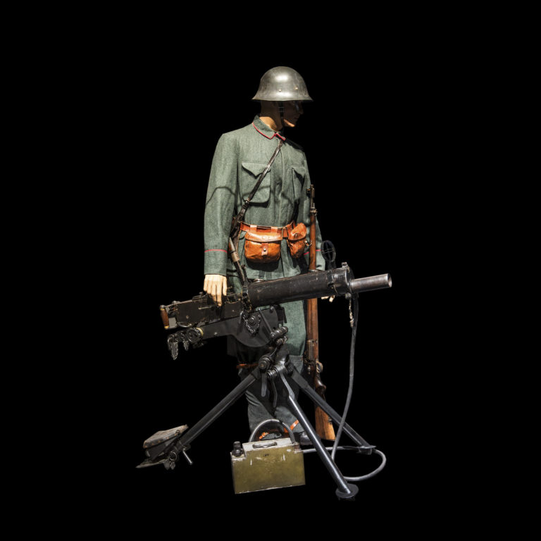 Norwegian Field Uniform with a Krag Jørgensen gun and a Colt machin gunner. The Norwegian neutrality guards went to war in old uniforms. The new ones were stored at the mobilisation camp at Elvegårdsmoen at Bjerkvik, norht of Narvik along with arms, winter equipment and food for 6000 soldiers. All, however, was conquered by the Germans on the 9th of April 1940 © Narvik Krigsmuseum