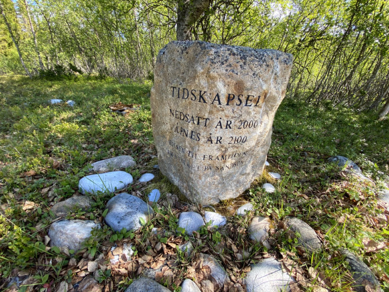Tidskapsel på tusenårstedet. Foto: Jan-Erik Kristoffersen / visitharstad.no