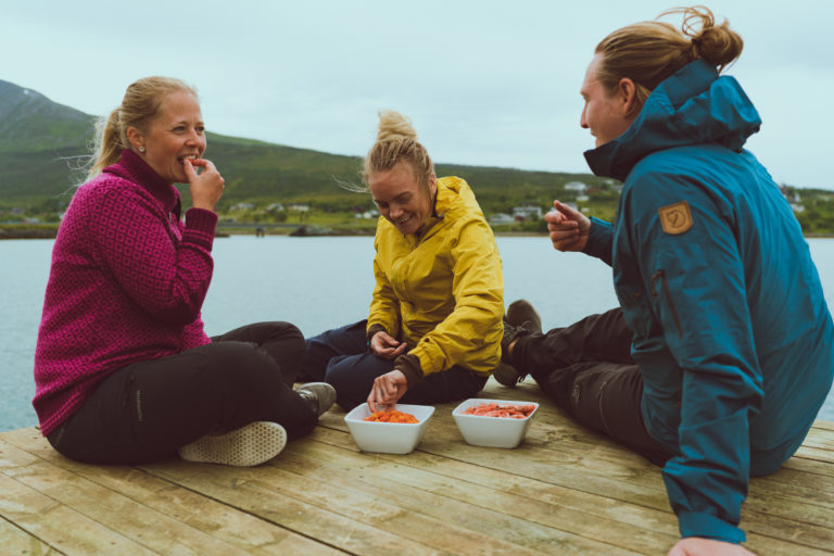 Spis selvfisket fisk p åbryggekanten. Foto: @VegarStien