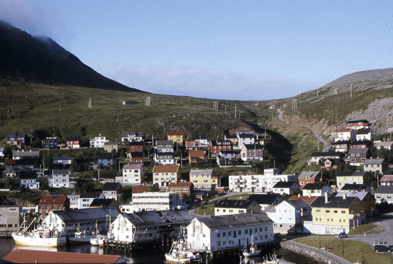 Honningsvåg, with the fishing industry facilities on the waterfront, and the residential areas terraced above © Ingebjørg Hage