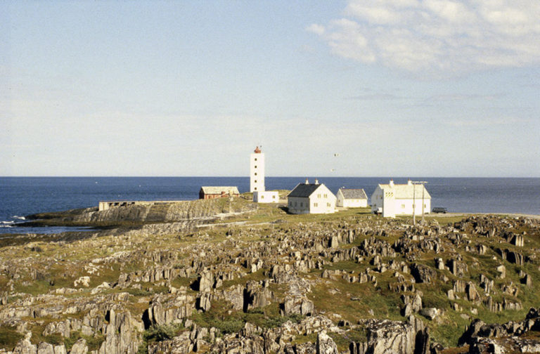 Kjølnes fyr ved Berlevåg, med et moderne betongfyr. Tegnet av Blakstad-Munthe Kaas© Ingebjørg Hage