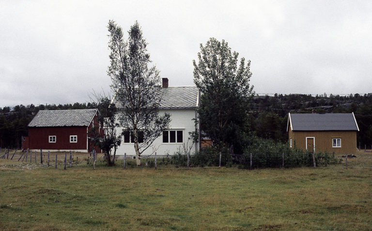 Niemeaiku is a farm in Kvænangen. The barn is to the left, the main house in the centre and the little house to the right was built with simple means as one was waiting for main house to be built © Ingebjørg Hage