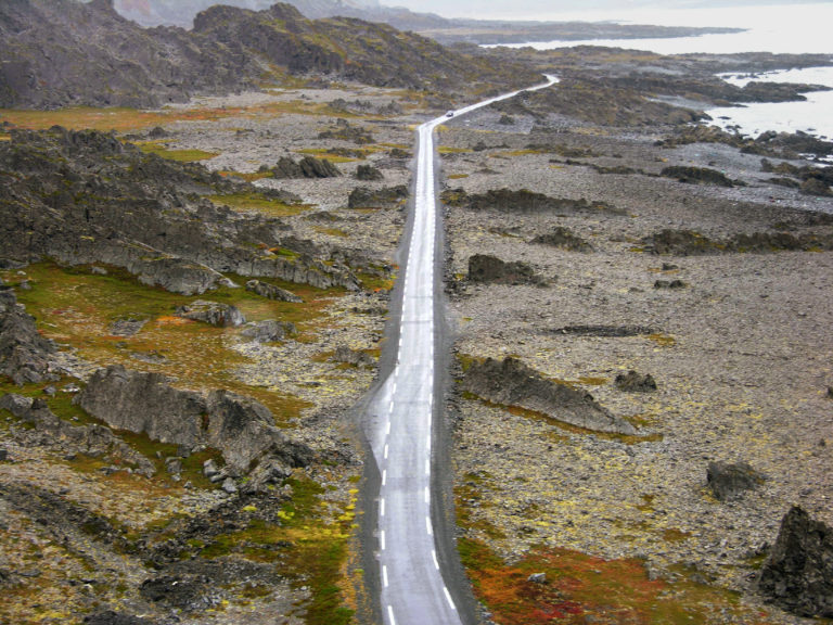 Hamningbergveien sett fra Storflognakken, Båtsfjord. Nasjonal turistveg Varanger.

©Foto: Hjalmar Steinnes / Statens vegvesen