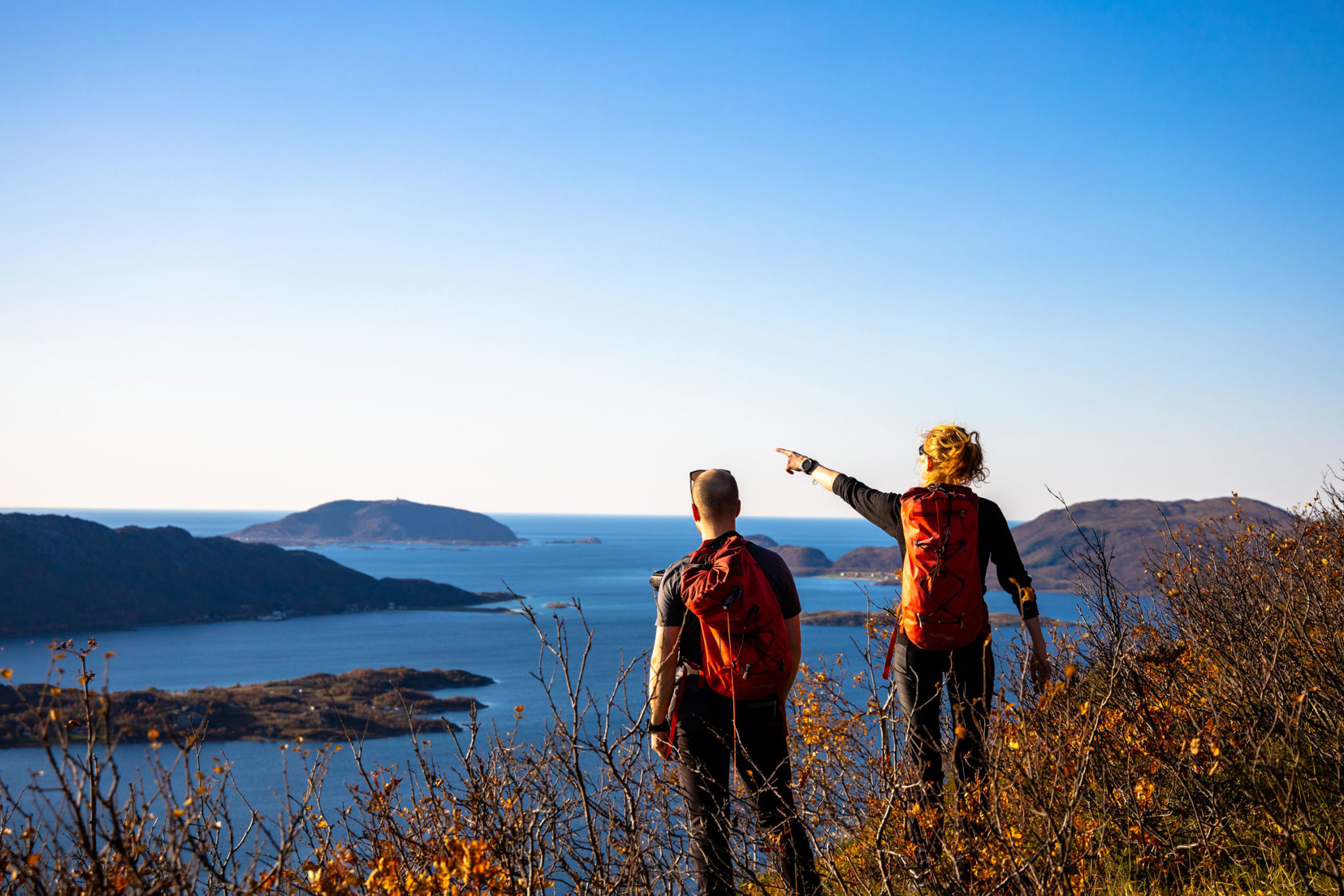 Halvveis opp på Vasstinden med utsikt mot Sommarøy og Senja © Rasmus Ramstad / Adventure Plan