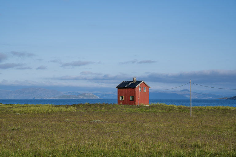 Et enslig hus på Rolvsøya, som ikke er blitt forandret etter gjenreisningen © Frid-Jorunn Stabell/Statens vegvesen 