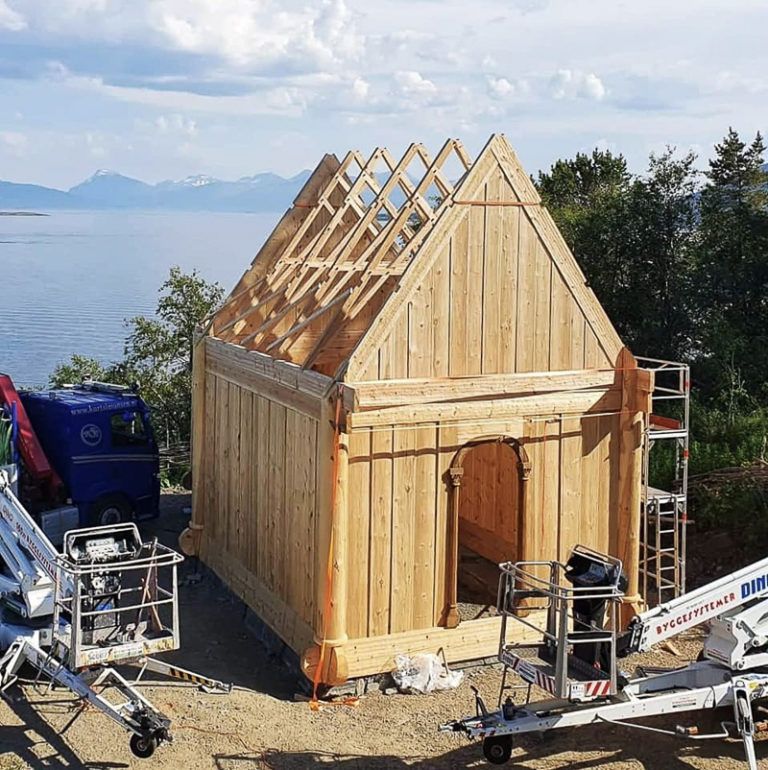 The church is 100% traditionally built. However, a lift and some scaffolding are required. Health and safety precautions were not the same back in 1114 © Sør-Troms museum