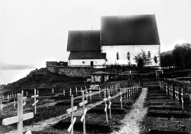 Trondenes kirke sett fra nord, med de russisk-ortodokse korsene over © Sør-Troms Museum 