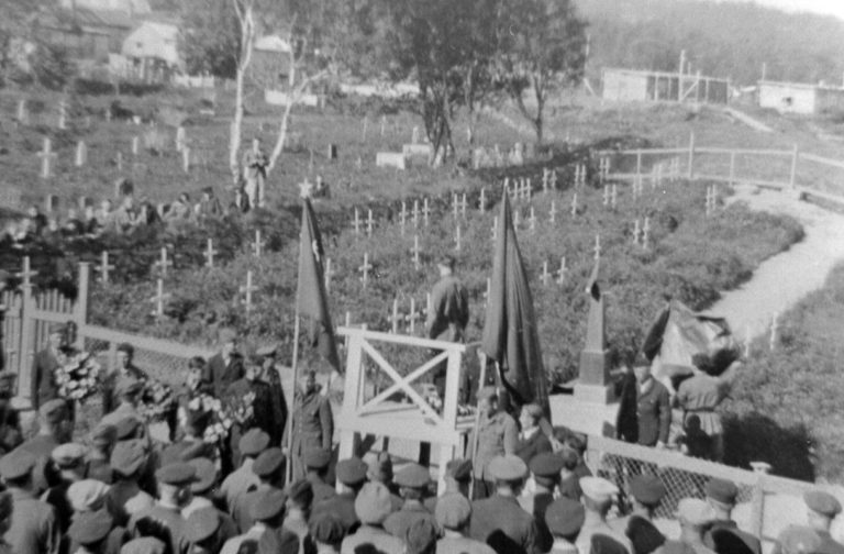 Monumentet avdukes i juni 1945. Kirkegården ligger nærmest, og så leiren i bakgrunnen © Sør-Troms Museum
