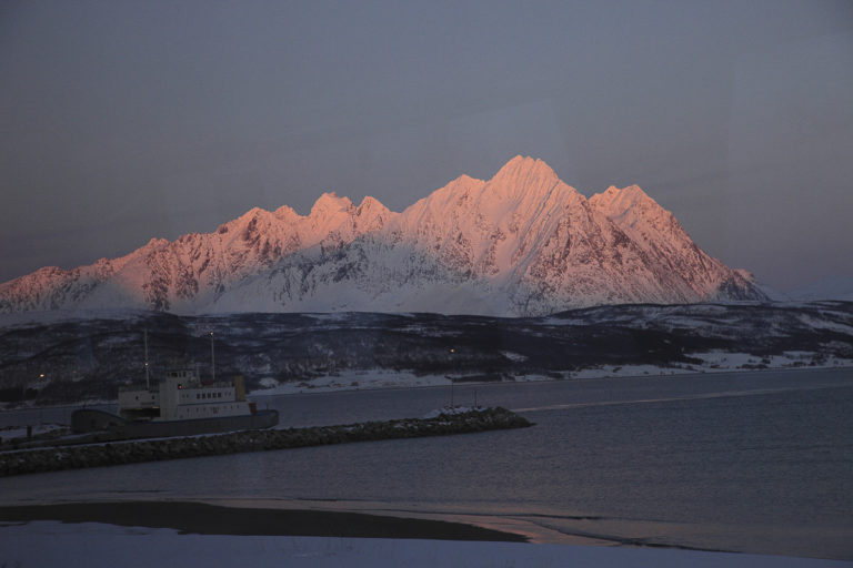 Ferga ligger klar på Breivikeidet på Tromsøsida. 20 minutter senere er du midt i Lyngsalpene på den andre siden. Bildet er tatt seint i februar hen mot solnedgang i femtida © Shigeru Ohki