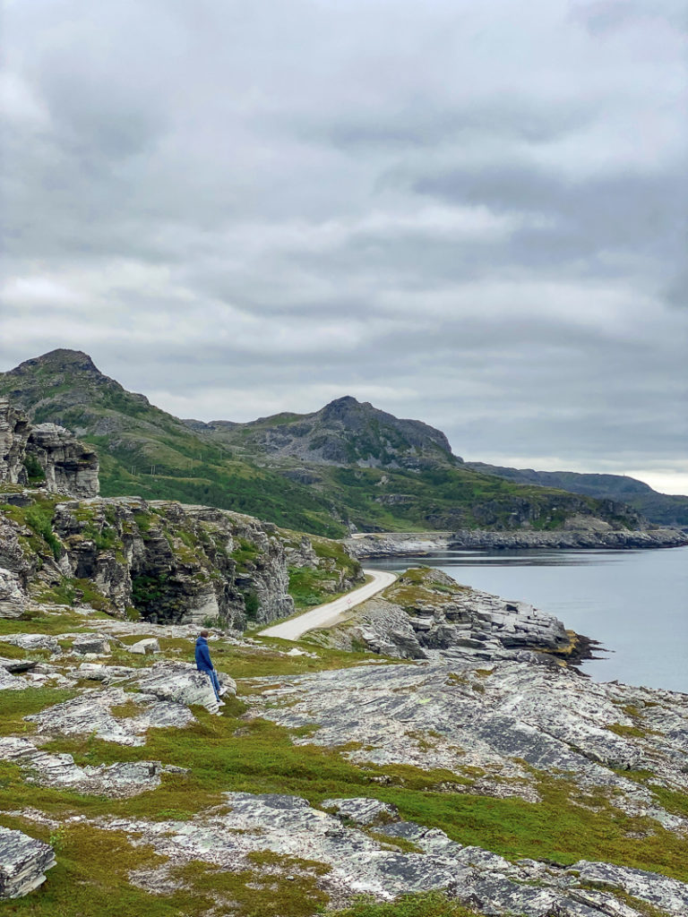 Veien slynger seg langs fjorden © Katelin Pell