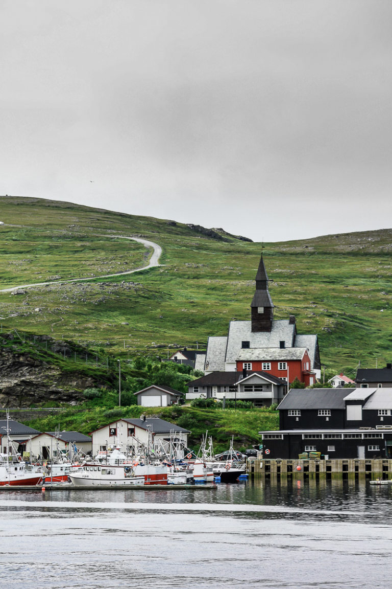 Havøysund er et kompakt fiskevær midt i en mennesketom kystnatur © Katelin Pell