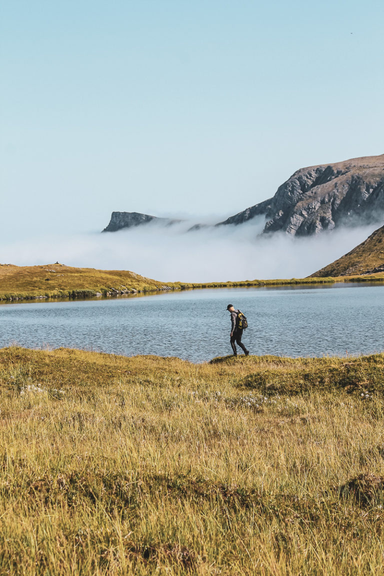 Over lyng og mykt terreng på Sørøya på vei til Kjøttvikvarden © Katelin Pell