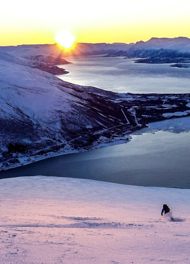 Sola er synlig på fjellet, mens lavlandet der folk bor ennå er i skyggen © Georg Sichelschmidt