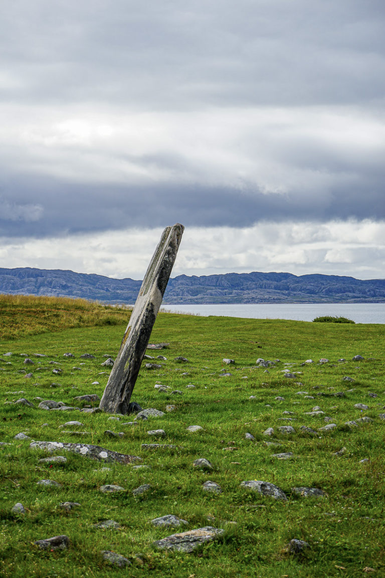 Reist stein omgitt av steinsirkler © Katelin Pell