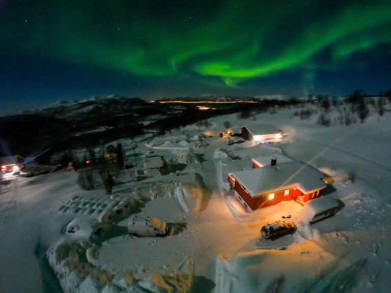 Nordlys over fastlandet med Senja i bakgrunnen © Arctic Guide & Visit
