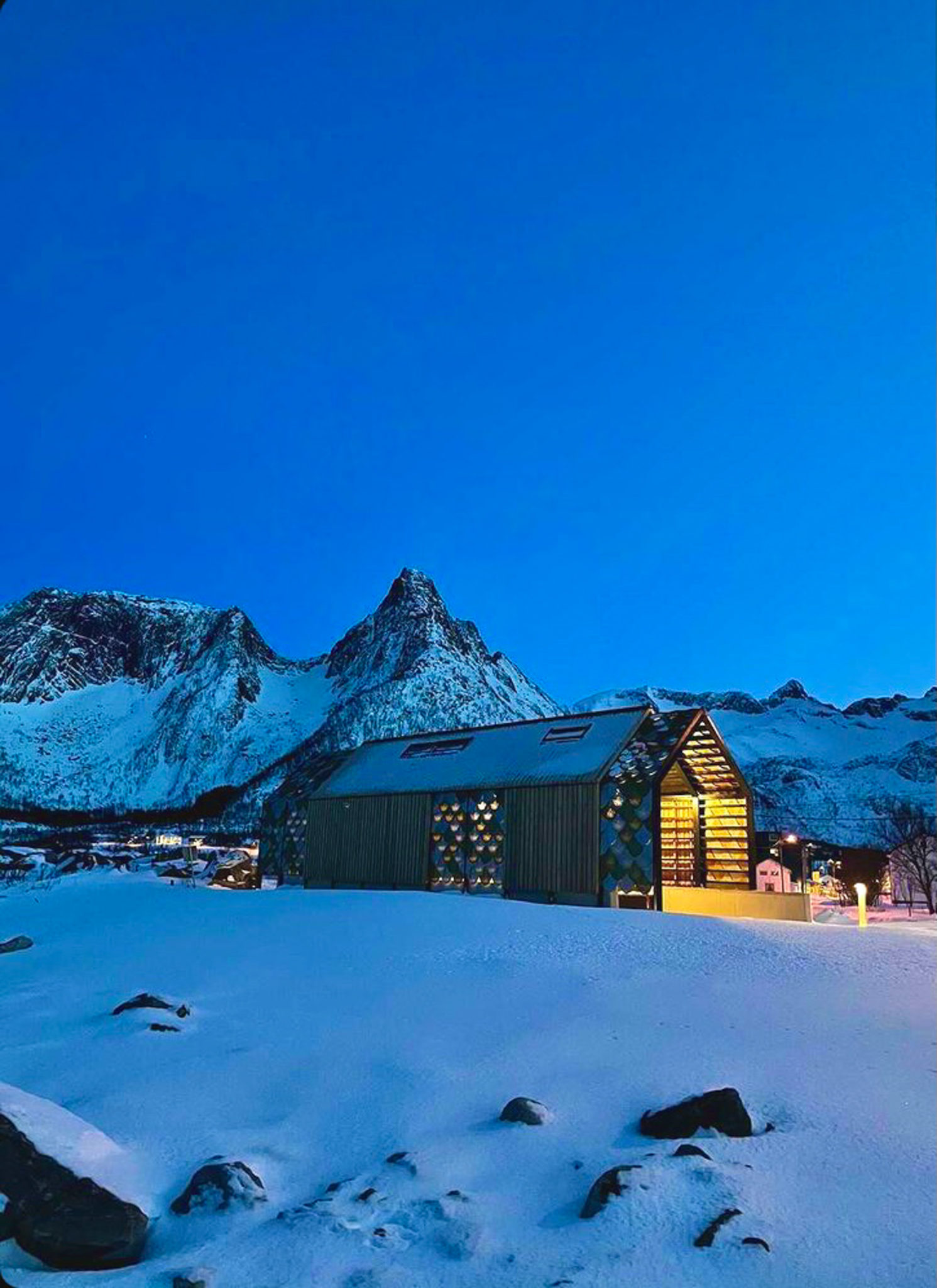 "Naustdassen" - en av installasjonene på Nasjonal turistveg på Senja © Mefjord Brygge
