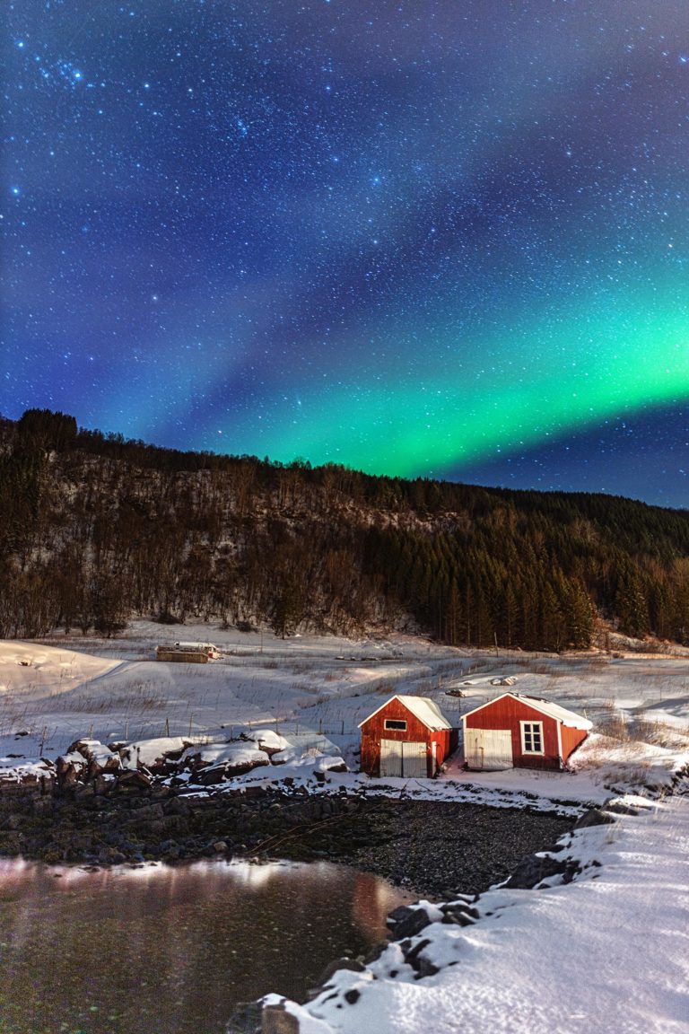 Nordlys over naustene på Dyrøya © Dyrøy Holiday