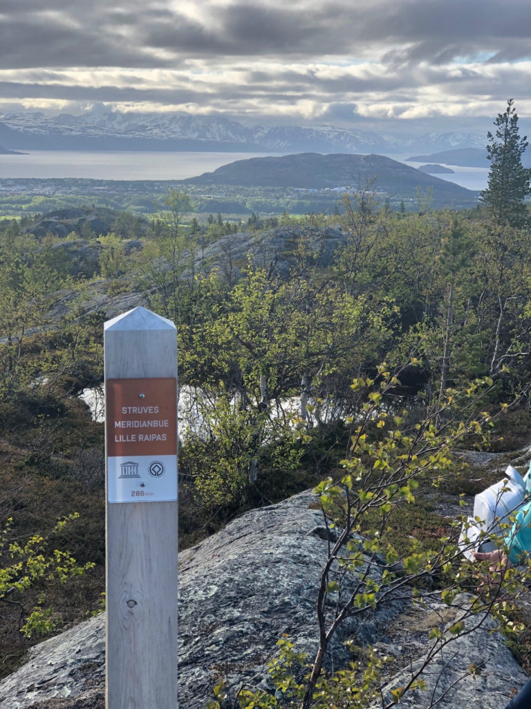 Løvsprett på Unna Ráipásaš - Lille Raipas, en fin spasertur på et par timer nær bebyggelsen i Alta. Struves Meritdianbue er markert © Katja Pettersen
