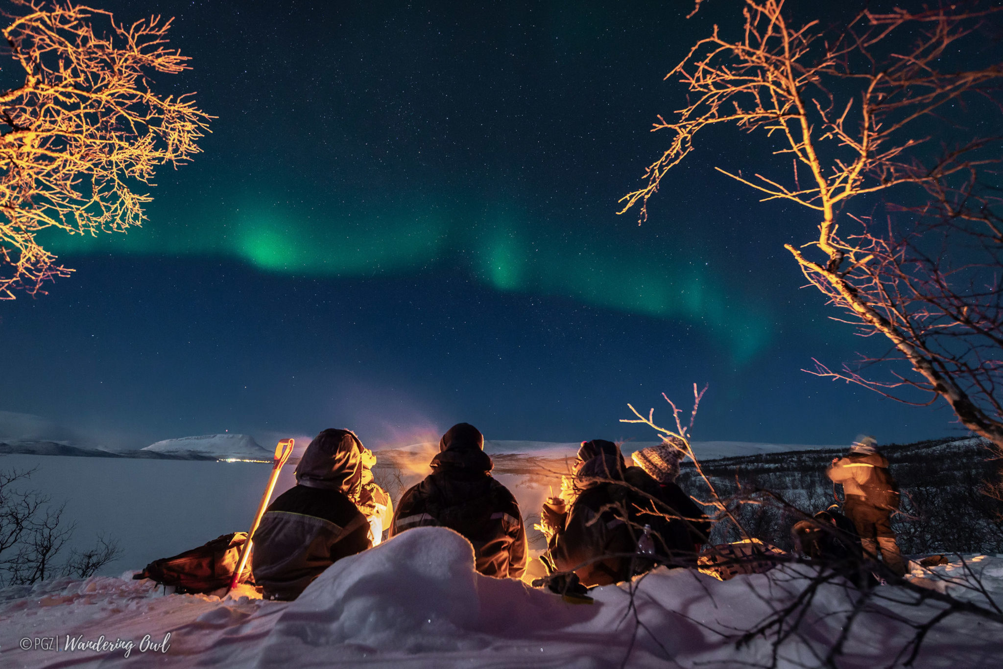 Nordlyset ved et frossent vatn © Wandering Owl 
