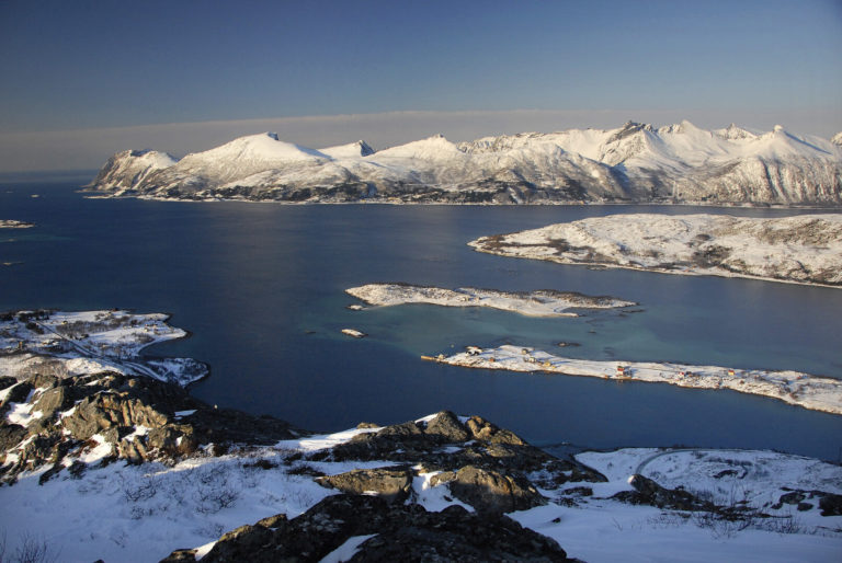 Utsikt over øyene i Bergsfjorden på Senja  © Reiner Schaufler 