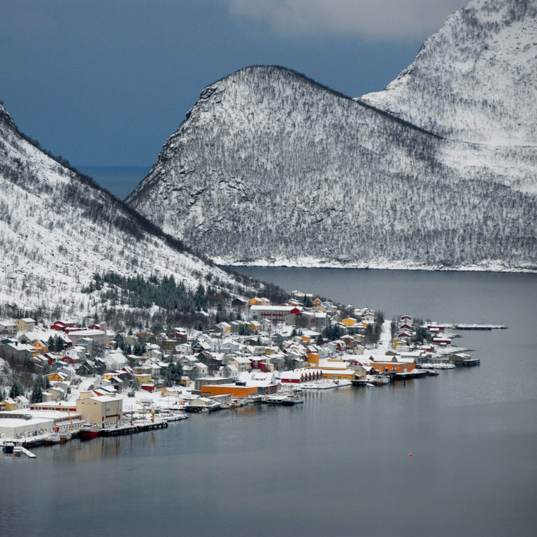 Gryllefjord, i en liten fjordtarm med storhavet rett utenfor © Reiner Schaufler 