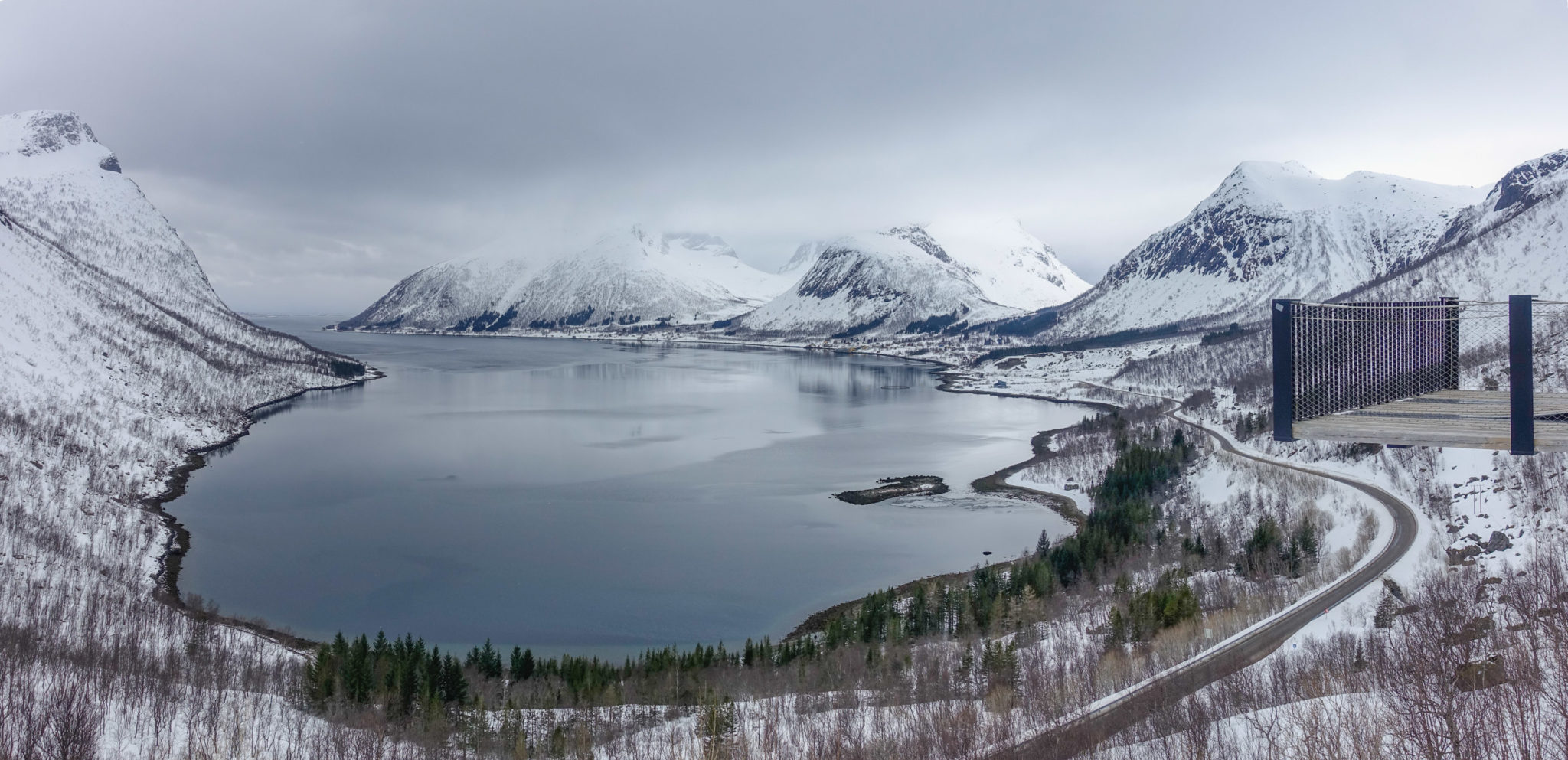 Gyngende utsiktsplattform, "magasuget", med utsikt over Bergsfjorden på Ytre Senja © Hugo Fagermo/Statens vegvesen