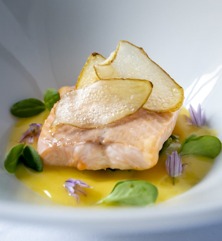 Sjørøye fra Sigerfjord i Vesterålen med smørsaus på grønne småerter og chips av poteter fra Nordvoll gård © Emma's Drømmekjøkken  & Bar