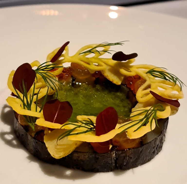 Kveite- og ørretmosaikk med agurkvinagrette, hylleblomstgel, fermentert grønn jordbær, ørretrogn og  dillkjeks © Emmas Drømmekjøkken & Bar