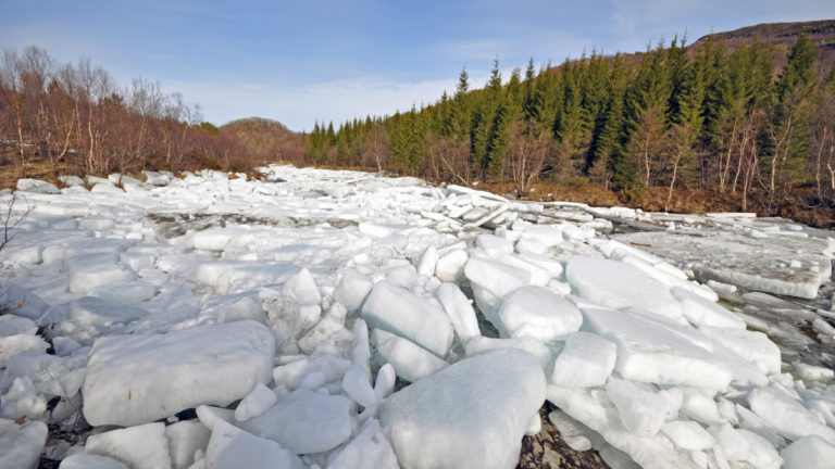 Ice breaking up in the spring in a river © Marit Elise Solbakken