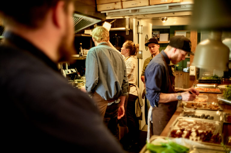 The kitchen ground force at work in the old kitchen at Kvitnes gård © Eivind H. Natvig/INSTITUTE