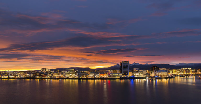 Fargerik himmel over Bodø by. Foto: Ernst Furuhatt / nordnorge.dev09.dekodes.no