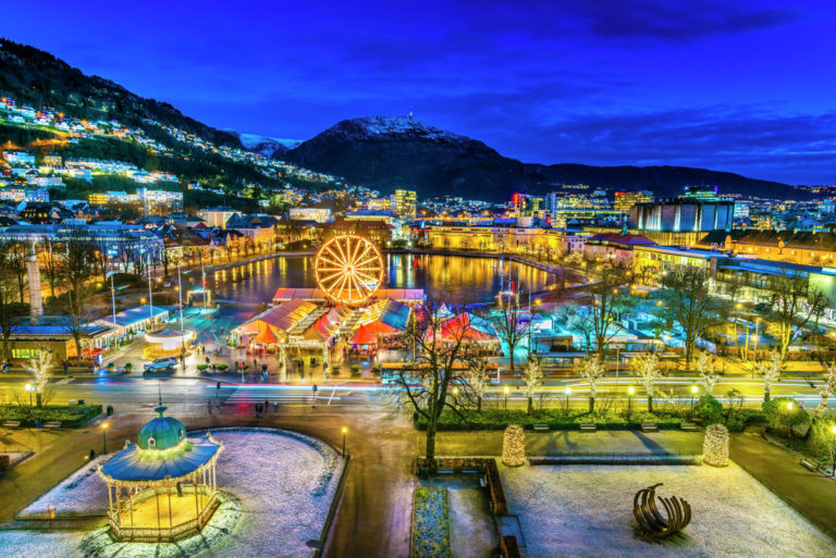 The lights from the Christmas market mirroring in Lake Lille Lungegårdsvann © Robin Strand/Visit Bergen