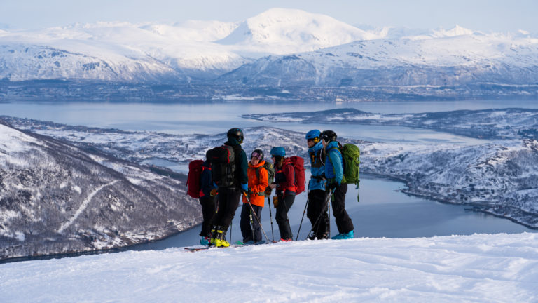 Heading up to Mount Buren with a certified guide. Parts of Tromsø are seen in the background. Photo: Lars Petter Jonassen / nordnorge.dev09.dekodes.no