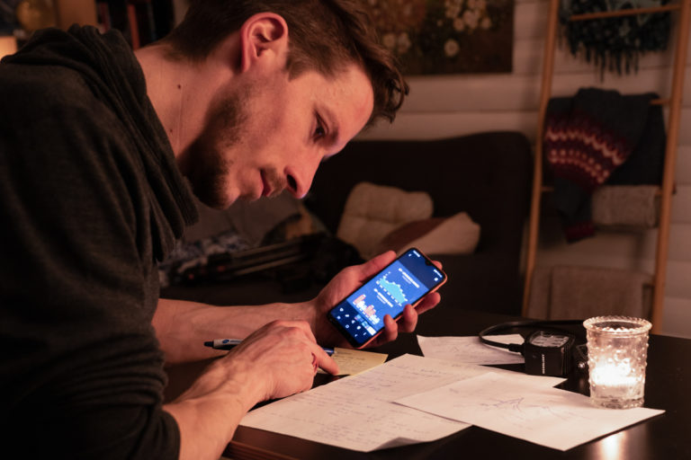 Checking out all the northern lights apps © Virgil Reglioni