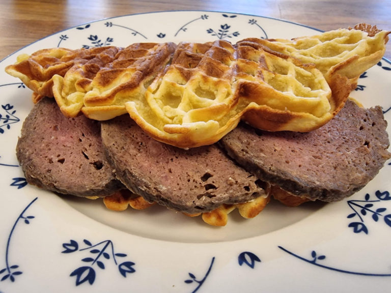 "Kørv" is somewhere between a sausage and meat loaf. At Frk. Lovise in Sandnessjøen, it's a hit with the waffles © Frk. Lovise