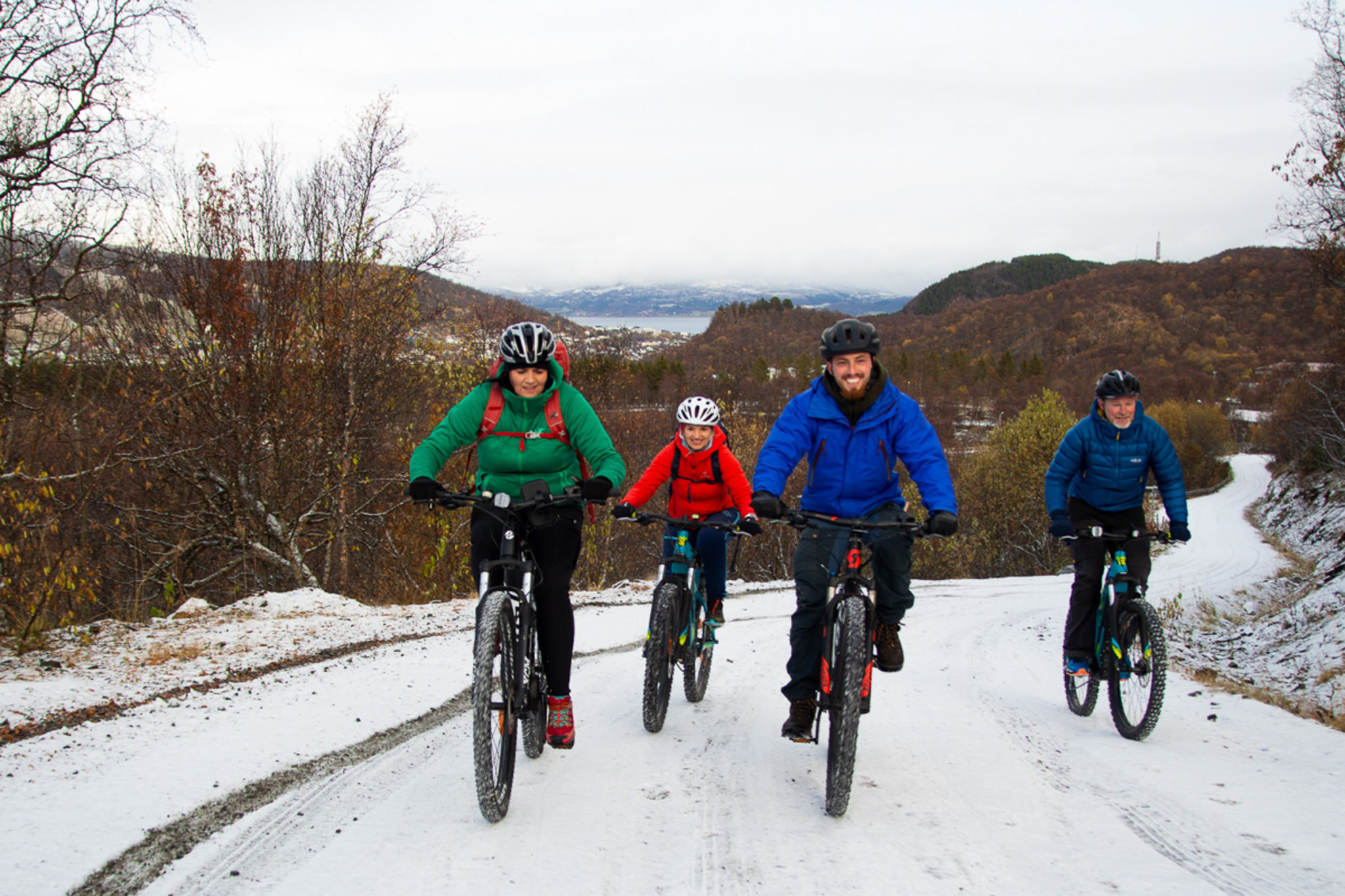 Thanks to studded tyres, you don't slide © Junit Weber