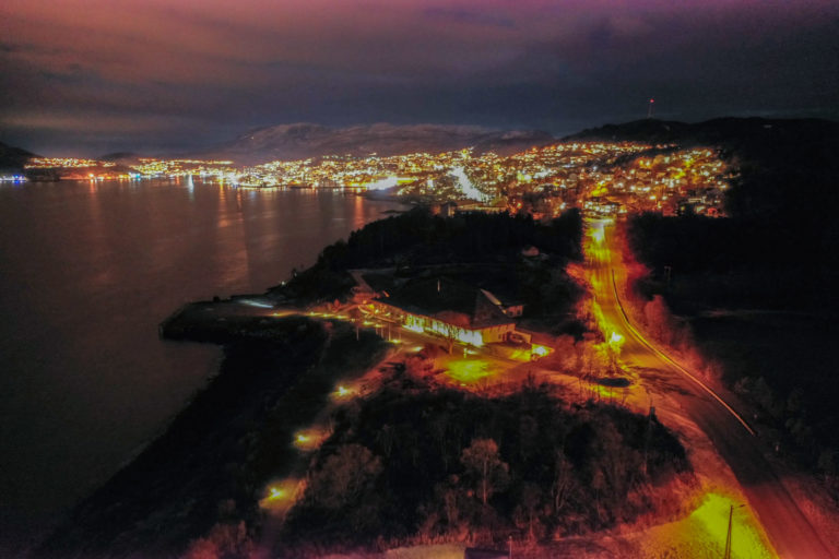 The night has fallen in Harstad, and the Northern Lights are an opportunity © Jan Schmitt