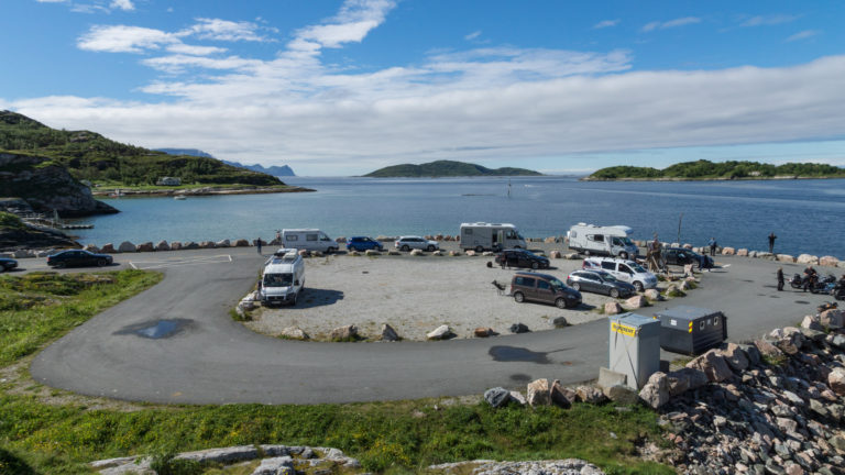 På fergekaia på Brensholmen, på vei fra Kvaløya til Senja © Trine Kanter Zerwekh / Statens vegvesen