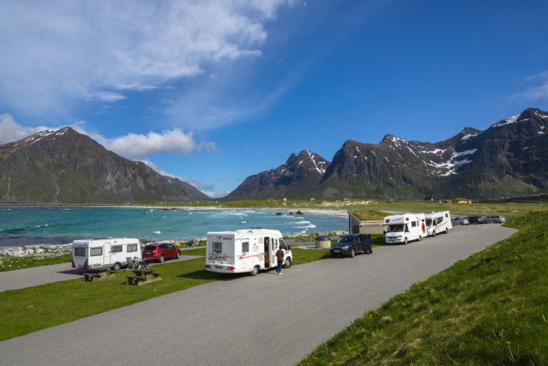 Bobiler ved Brunstranda i Flakstad, nær Nasjonal turistveg Lofoten.  ©Steinar Skaar / Statens vegvesen