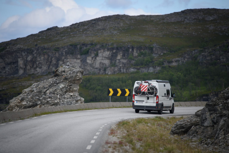 Fylkesveg 889, Nasjonal turistveg Havøysund  ved Revsbotn i Kvalsund.

©Jarle Wæhler / Statens vegvesen