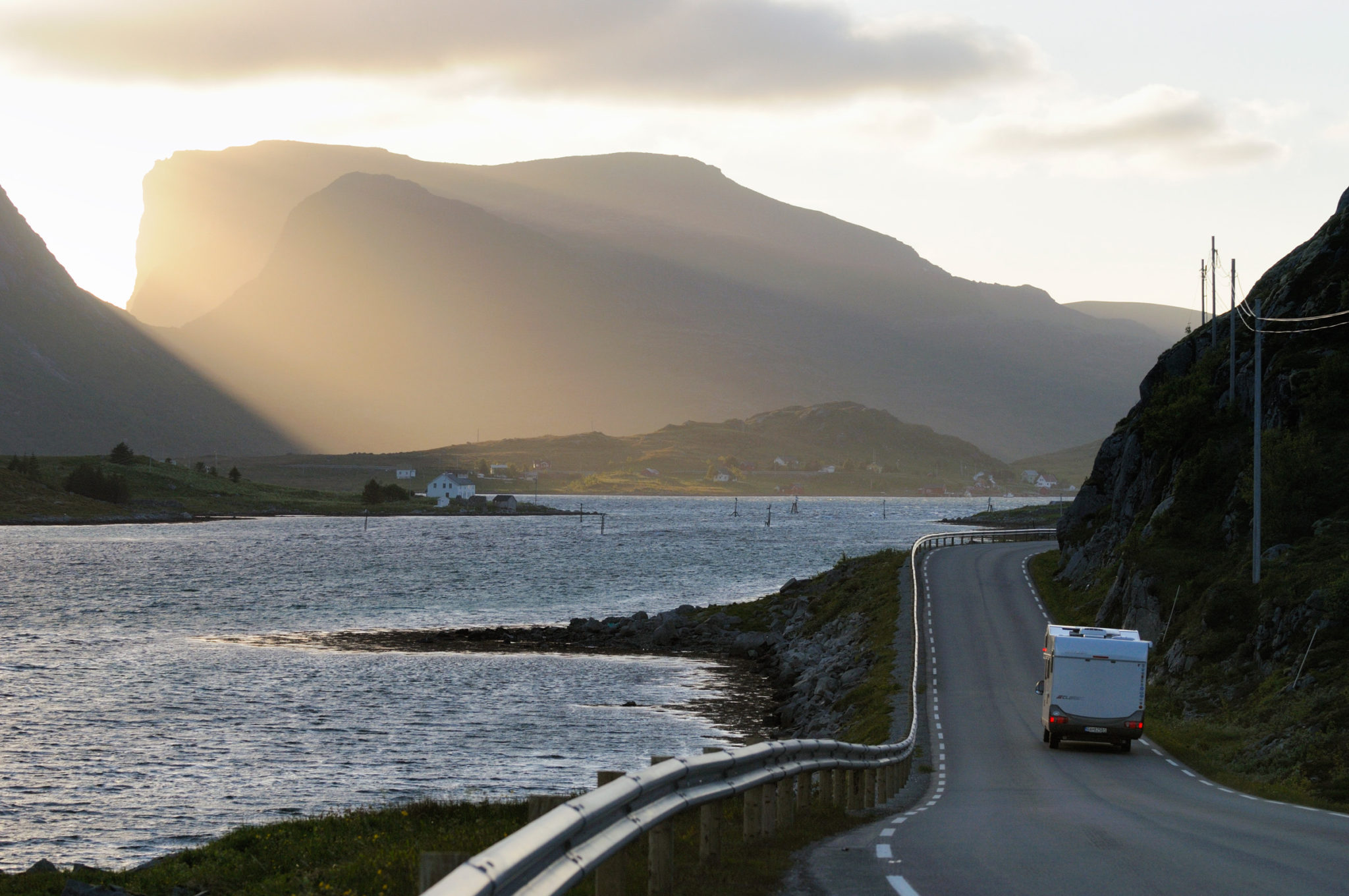 Europaveg 10, Nasjonal turistveg Lofoten ved Sundstraumen mellom Moskenesøya og Flakstadøya.

©Jarle Wæhler / Statens vegvesen
