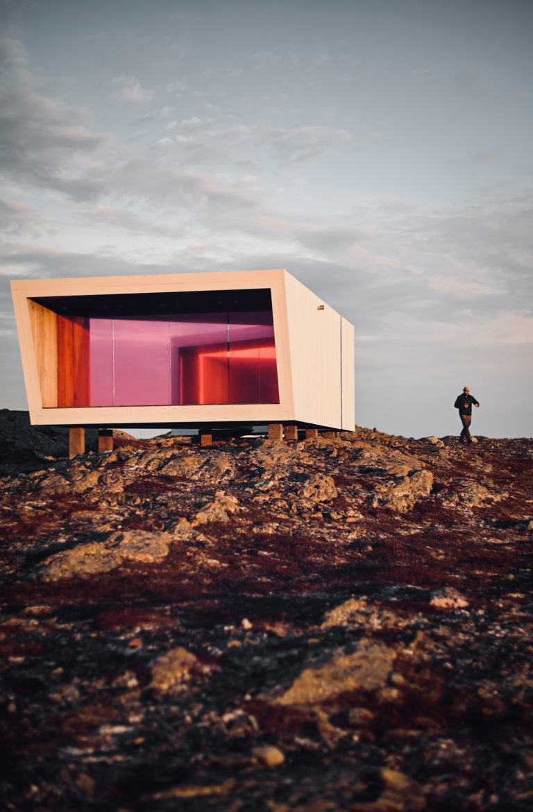 Utsiktspunktet på Domen i midnattssol, tegnet av Biotope i Vardø © Tormod Amundsen/Biotope