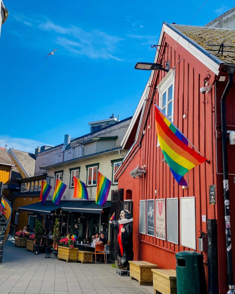 Glance into the Mack backyard. The red house to the right was an old barn or storage facing the Storgata (Main Street). However, the main building is the yellow you see a bit of in the back. This has a lovely façade towards the Sjøgata, the lower parallel. This is a reminder of the time when Sjøgata was the main street, and Storgata a mere backyard © Knut Hansvold