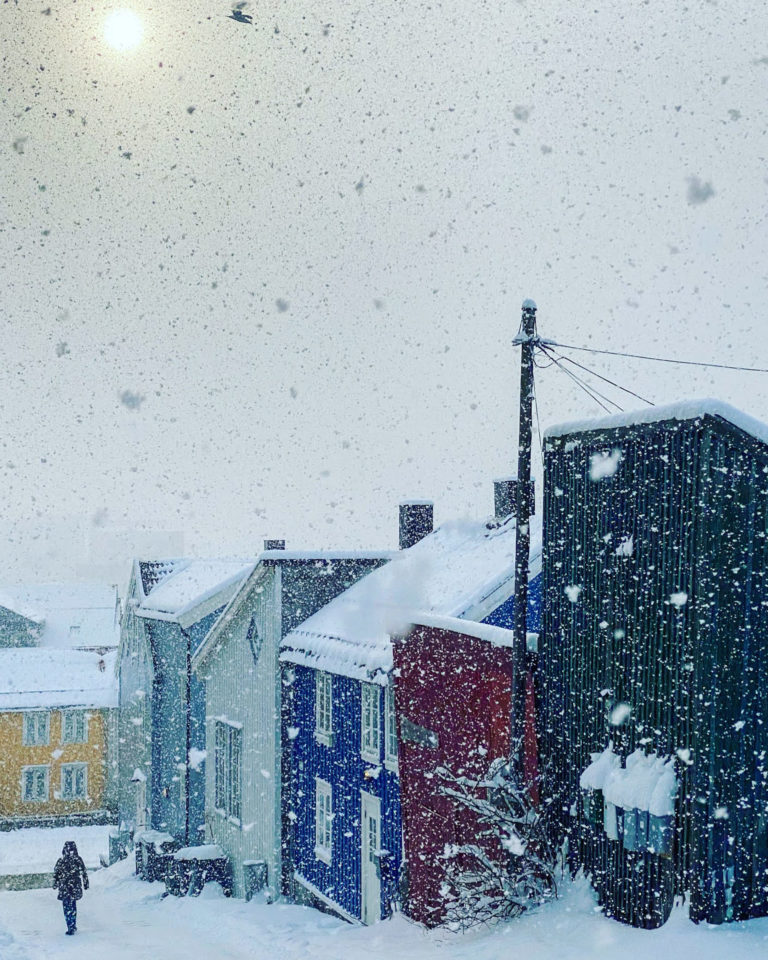 En snøbyge i april i Skipper Grødahl-bakken © Knut Hansvold